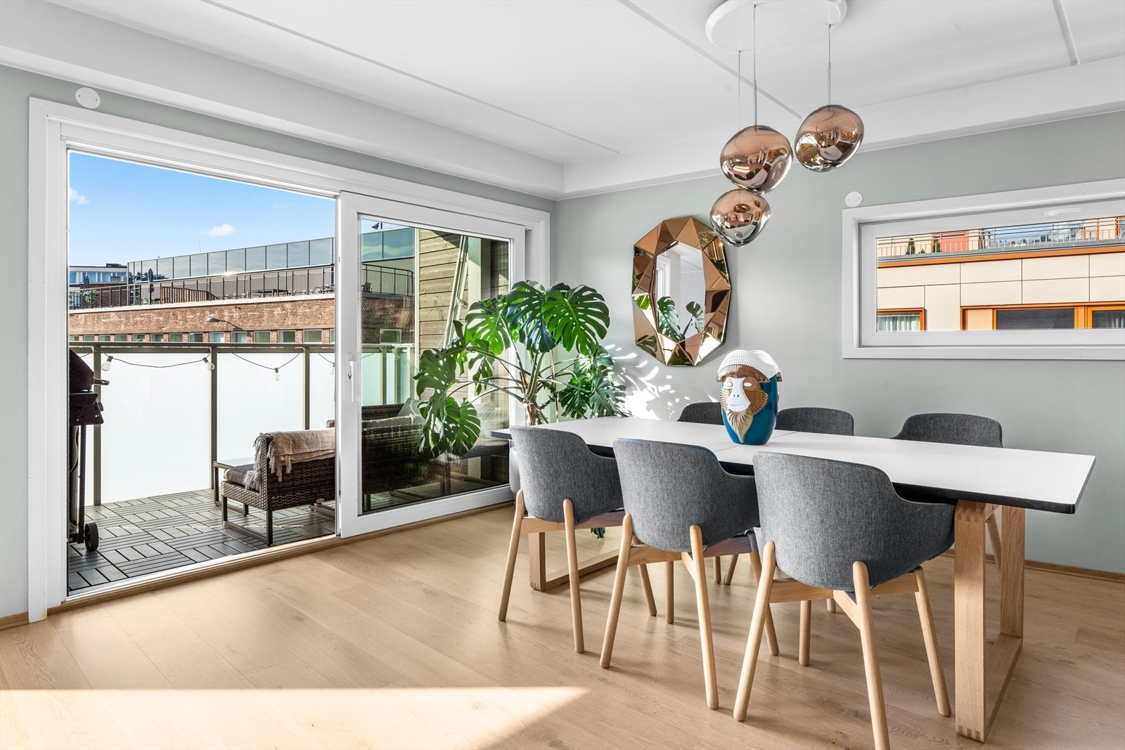 Utgang til balkong med stor og bred skyvedør. Galleribilde