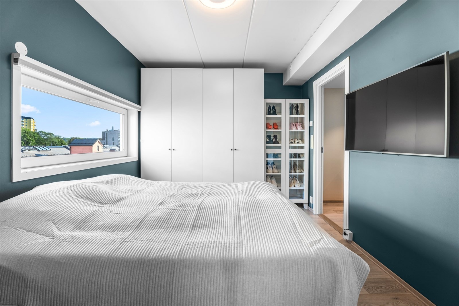 Hovedsoverom på ca. 11 m² med stort garderobeskap vendt mot rolig bakgård. Galleribilde