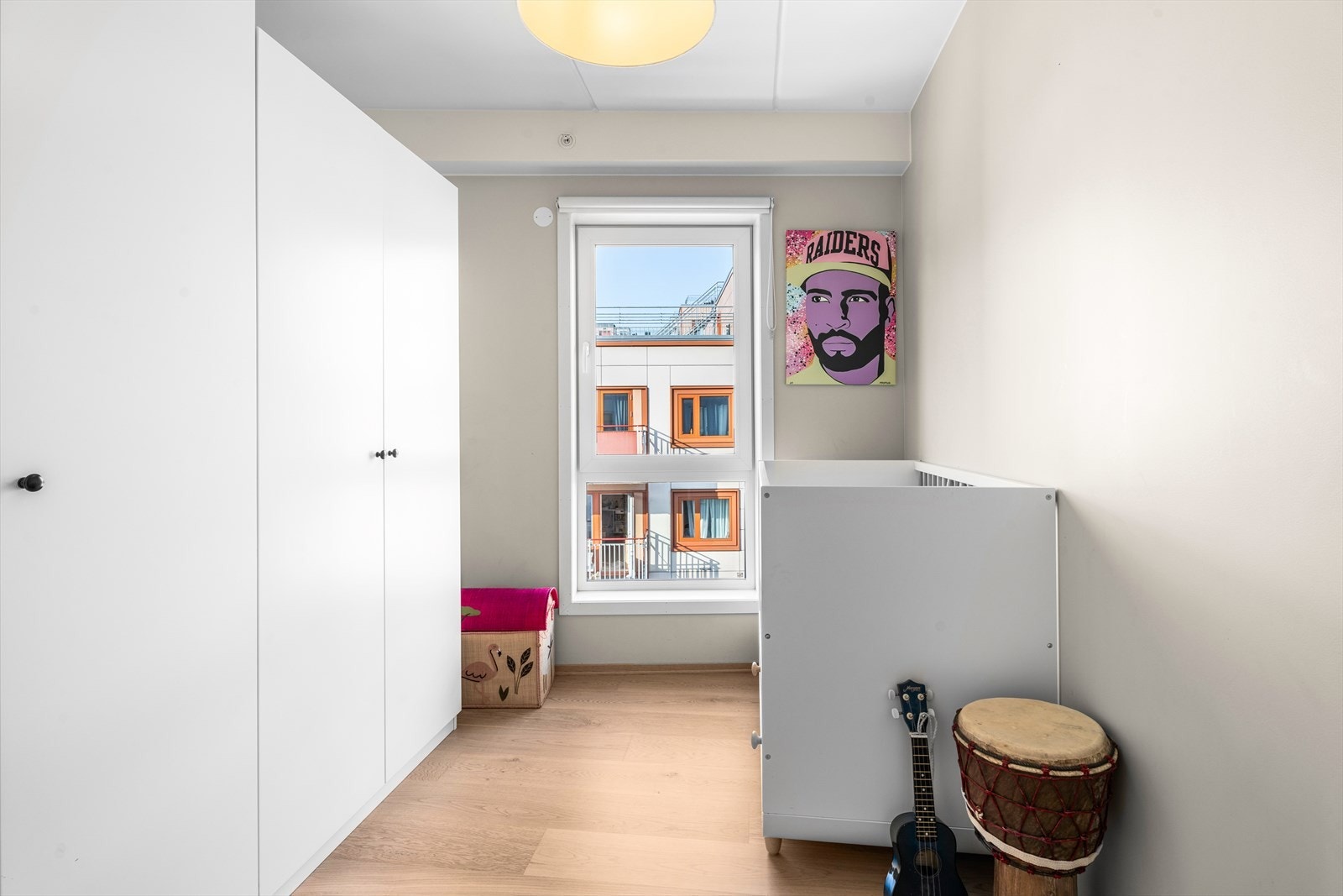 Soverom III på ca. 6,5 m² med plass til seng, garderobeskap og skrivebord. Galleribilde