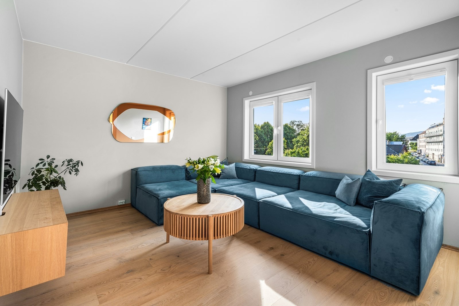 Naturlig plass til TV-stue i tilbaketrukket del av stuen. Galleribilde