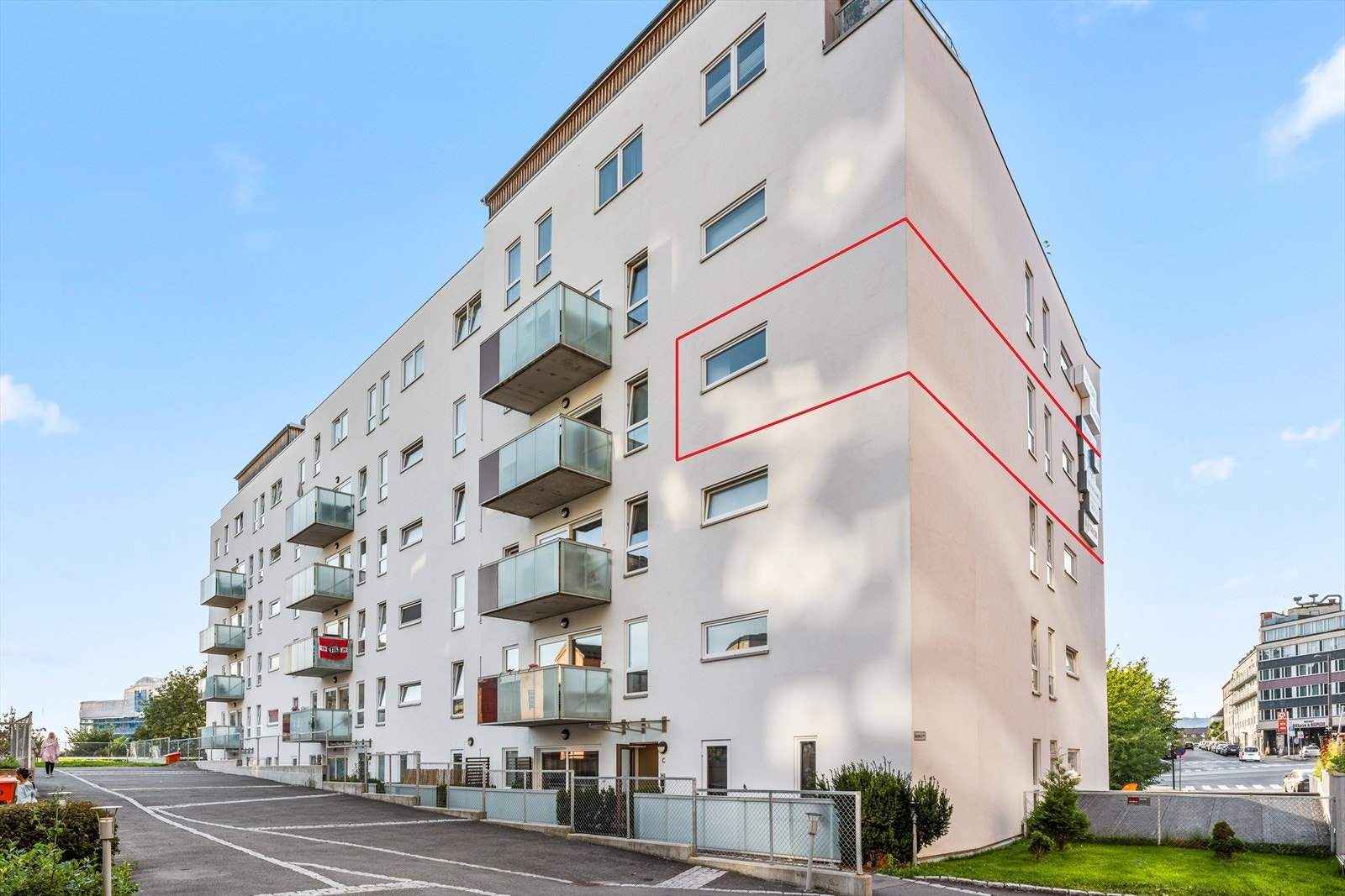 Inngang fra baksiden av bygget. Leiligheten er markert i rødt. Galleribilde