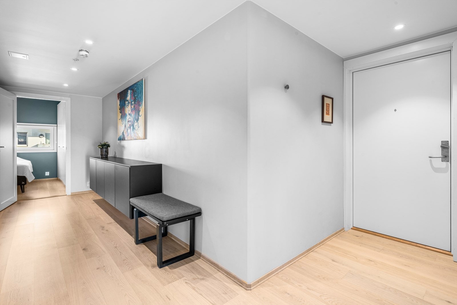 Gangen har svært god plass til kommode eller garderobeskap. Galleribilde