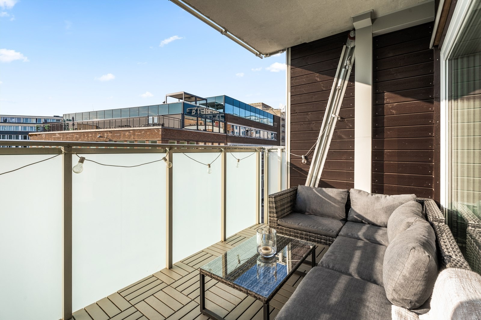 God plass til utmøbler og grill. Støpt dekke med tremmer og brystning med
frostet glass. Galleribilde