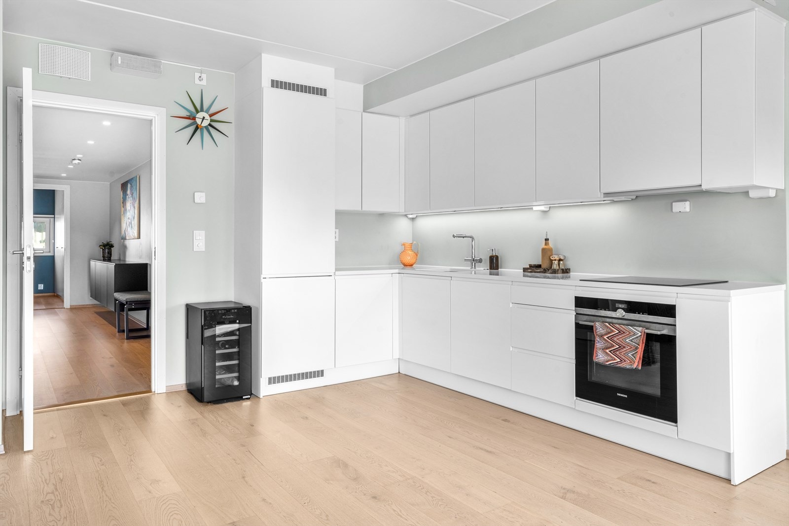 Integrert kjøle- og fryseskap, oppvaskmaskin, stekeovn og induksjonstopp. Ventilator over platetopp med avtrekk via balansert anlegg. Komfyrvakt og waterguard montert. Galleribilde