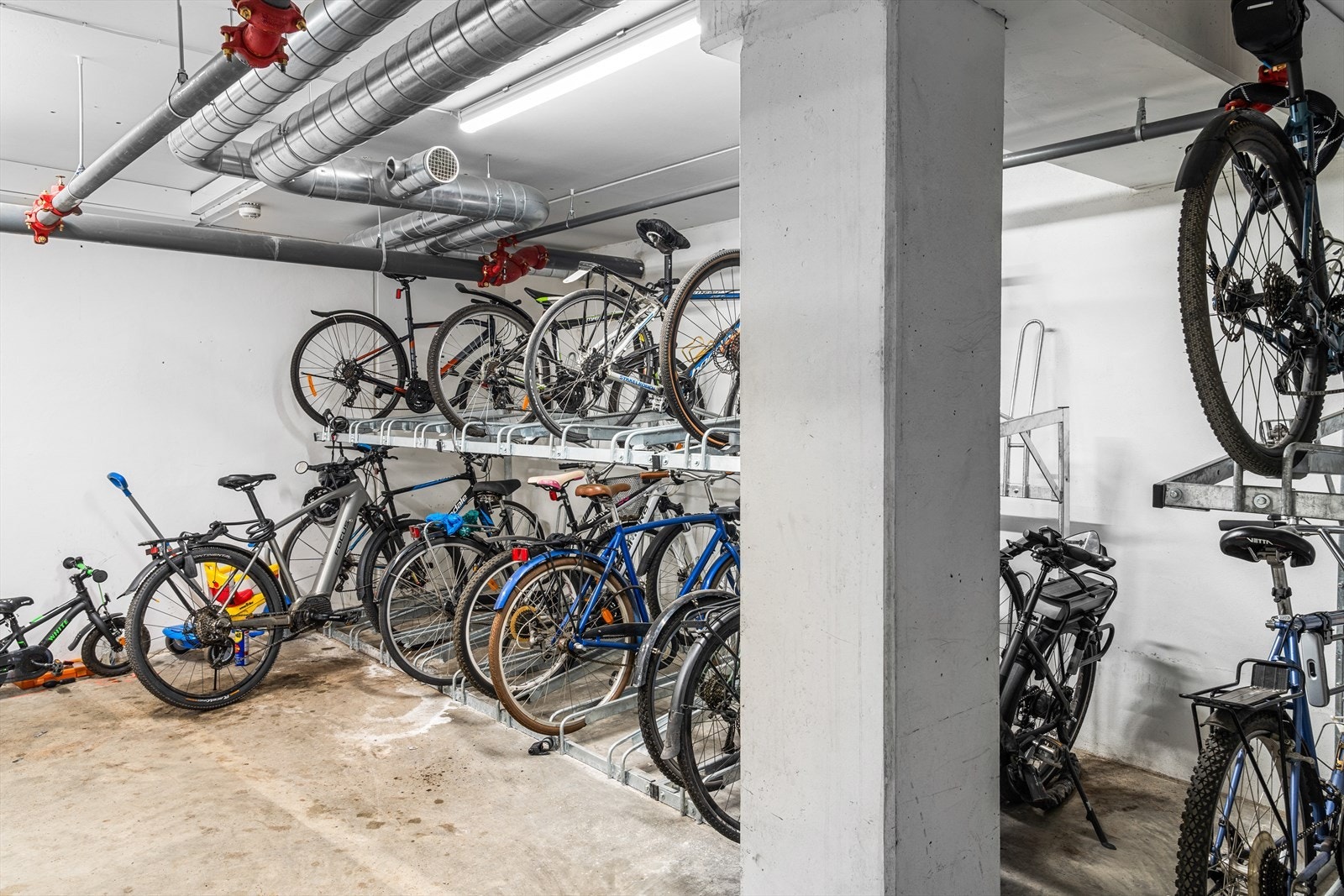 Stor felles sykkelbod i kjelleren. Leiligheten har en egen kjellerbod på hele 8 m². Galleribilde