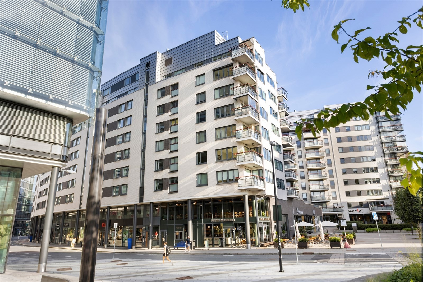 Beliggenheten er uslåelig med umiddelbar nærhet til Sjølyst og Skøyen, hvor du finner et rikt utvalg av butikker, serveringsteder og kollektivmuligheter. Galleribilde