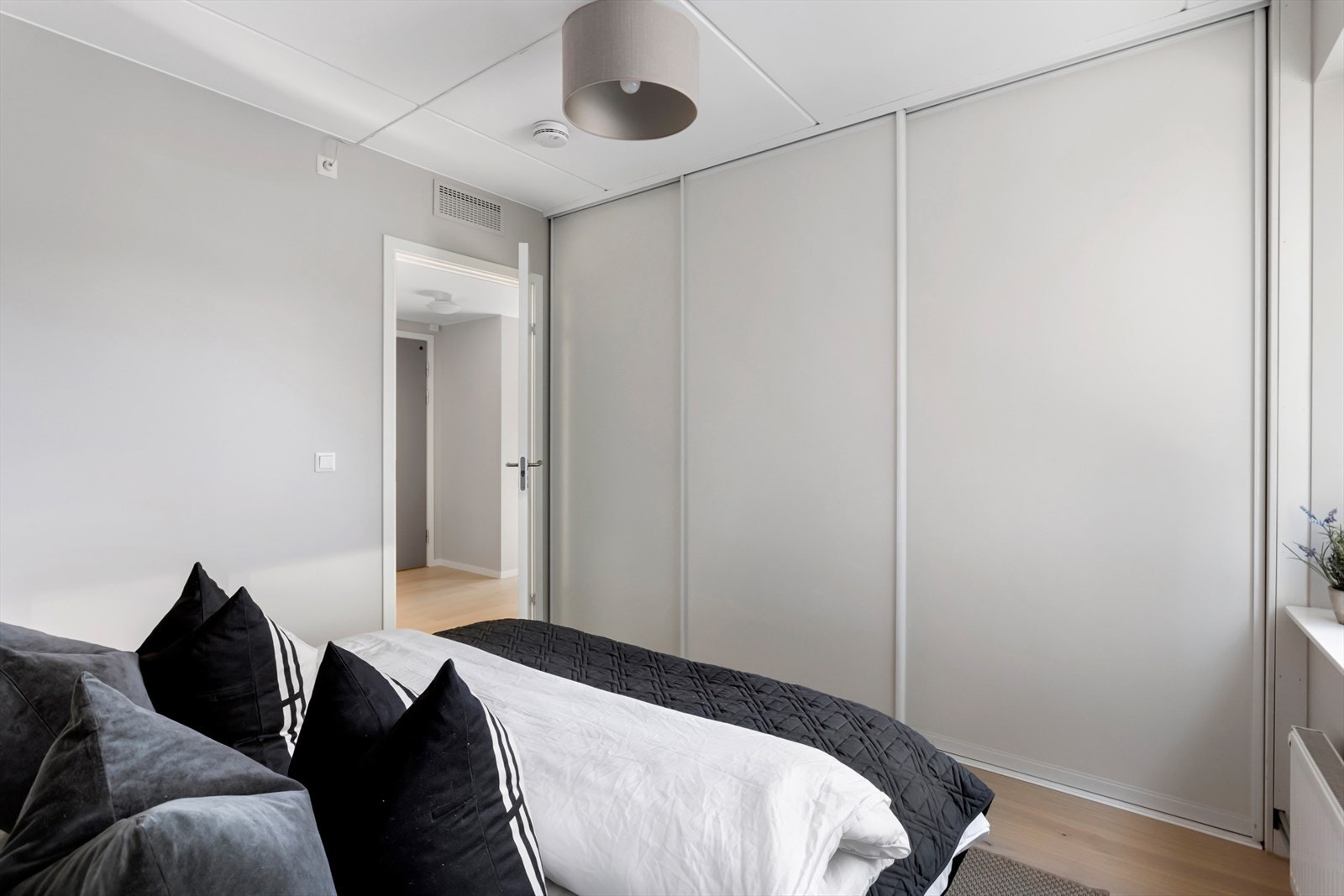 Det er rikelig med skapplass i plassbygd skyvedørsgarderobe Galleribilde