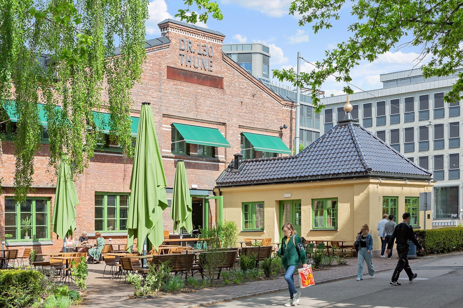 Peloton uteservering servere de fantastisk pizza med gode norske råvareprodusenter og det beste fra Italia! De arrangerer også underholdende vinsmakingskurs med forskjellige tema samt pizzaskole & pastaskole Galleribilde