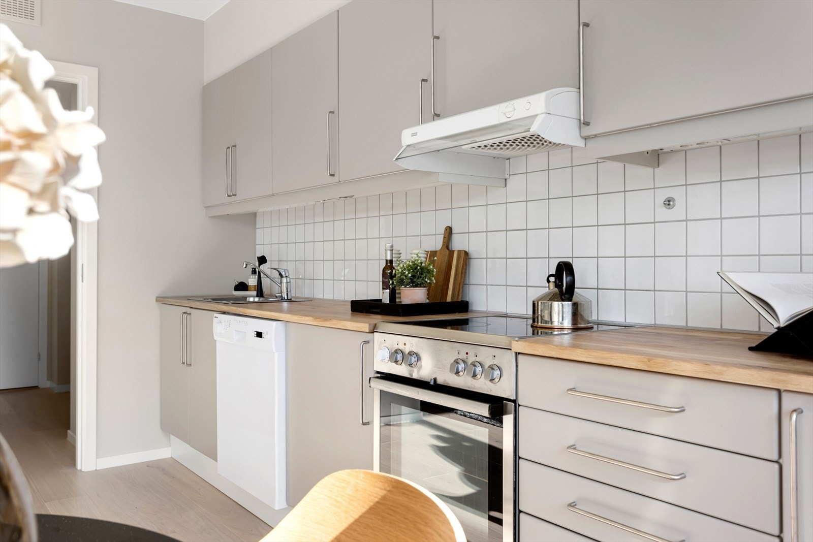Kjøkkenet er utstyrt med frittstående komfyr, oppvaskmaskin og kjøle/fryseskap. Ventilator med eksternt uttrekk. Galleribilde