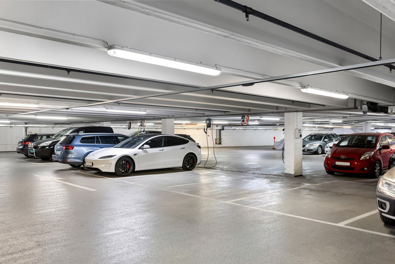 Det medfølger en bruksrett til parkeringsplass i lukket garasjeanlegg. Det gjelder plass 229 i U1. Det er mulighet å installere billader gjennom Elway (Kr. 16 900,-) Plassen er i dag utleid for kr. 1400,- pr mnd. Bildet er ikke av den aktuelle plassen. Galleribilde
