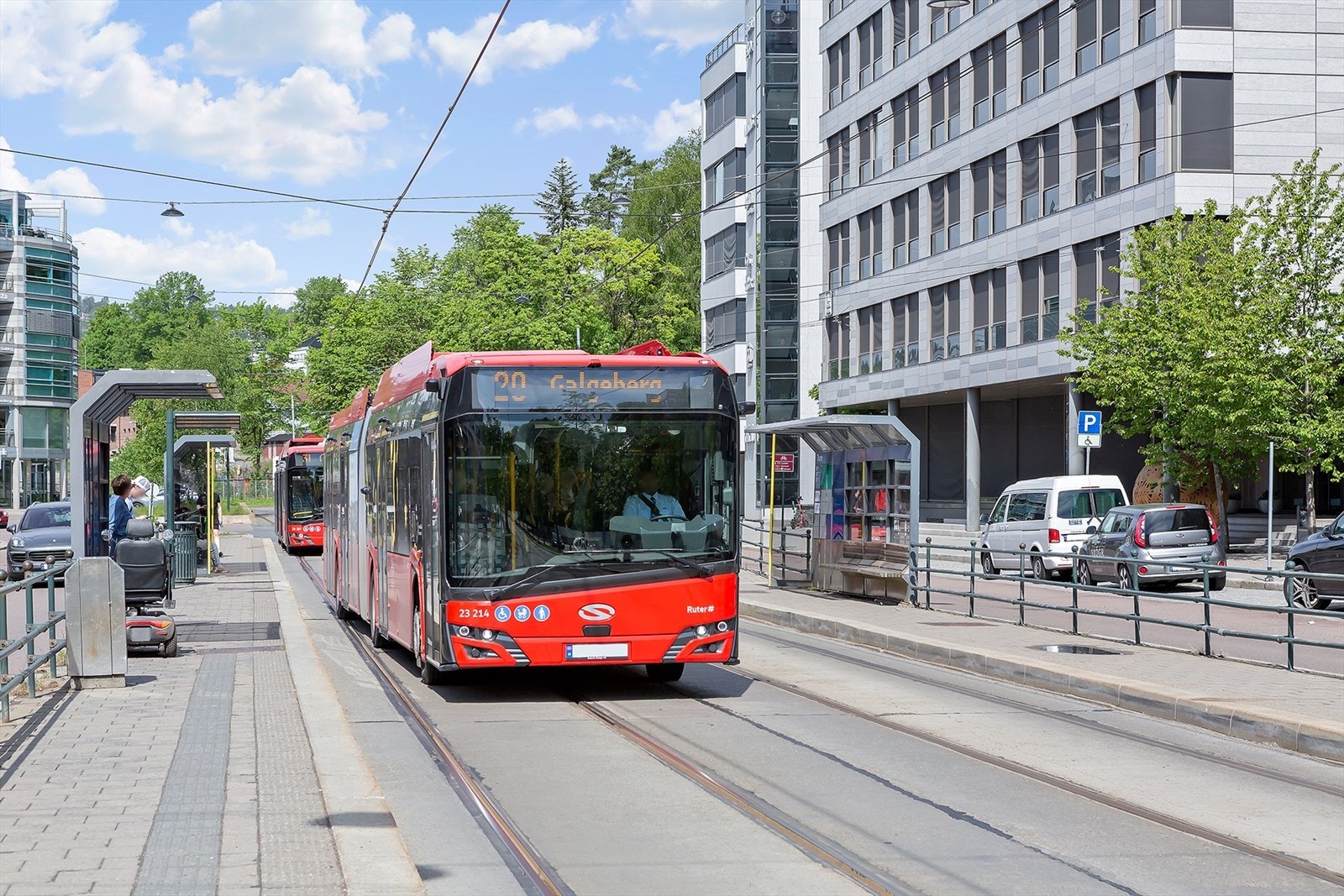 Det er svært gode kollektivtilbud som buss, trikk, tog og flytog i umiddelbar nærhet. Galleribilde