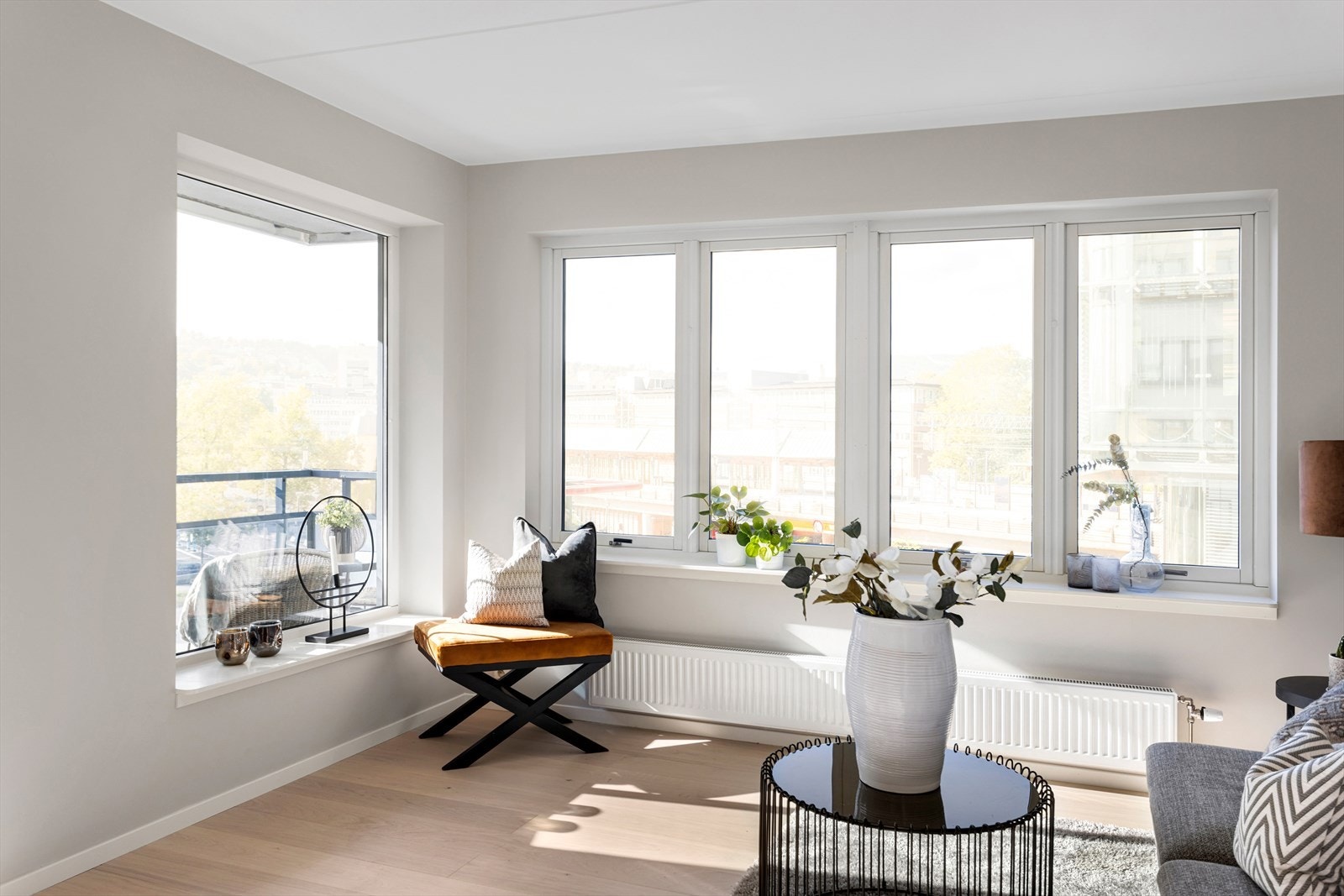 De store vindusflatene slipper godt inn med naturlig lys, som skaper en luftig romfølelse Galleribilde