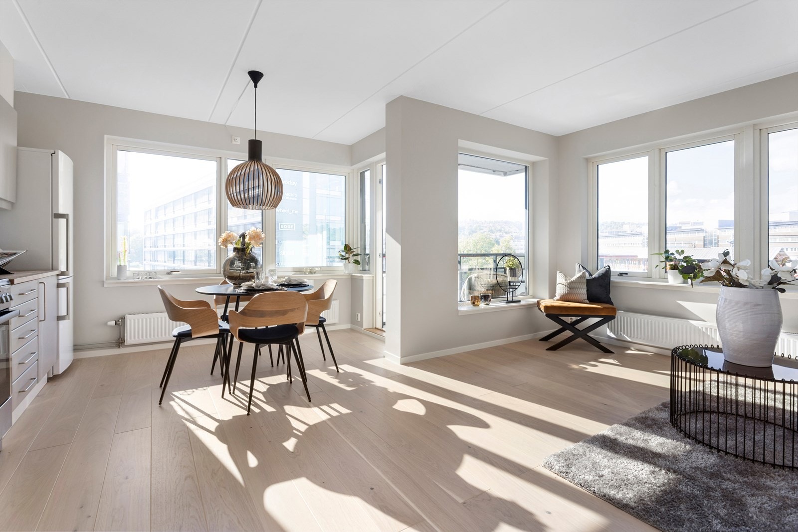 Stuen har en lys og romslig planløsning med god plass til sofa, tv-møbler og spisebord Galleribilde