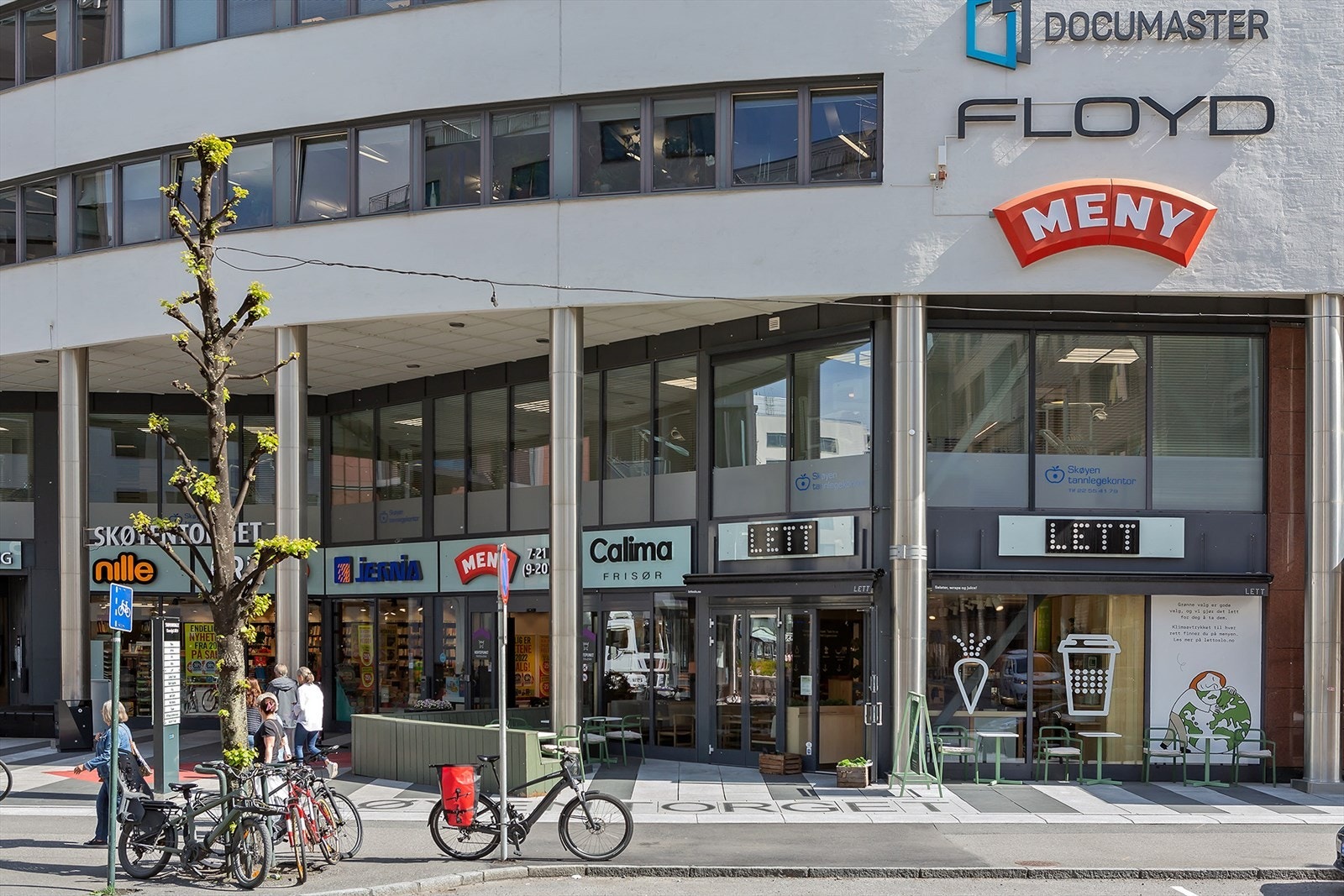 Du finner en rekke dagligvarebutikker som Meny, Maschmanns matmarked og Kiwi Galleribilde