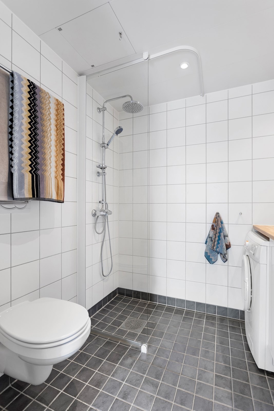 Badet har gulvvarme, downlights i taket og er tilkoblet mekanisk avtrekk Galleribilde