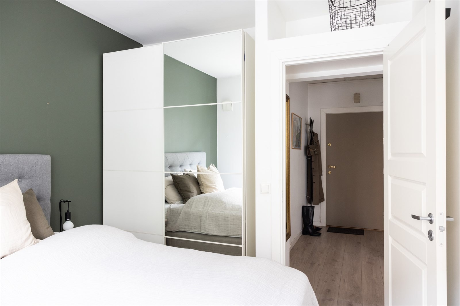 - Rikelig med oppbevaringsplass i skyvedørsgarderobe - Galleribilde