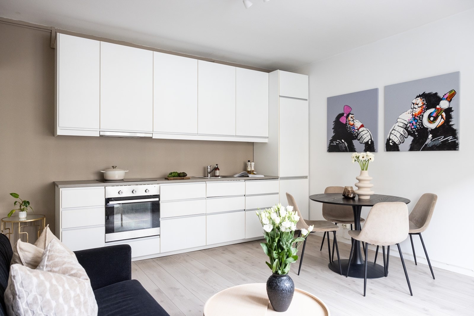 - Stuen er av god størrelse. Perfekt for å invitere venner og familie på besøk! - Galleribilde