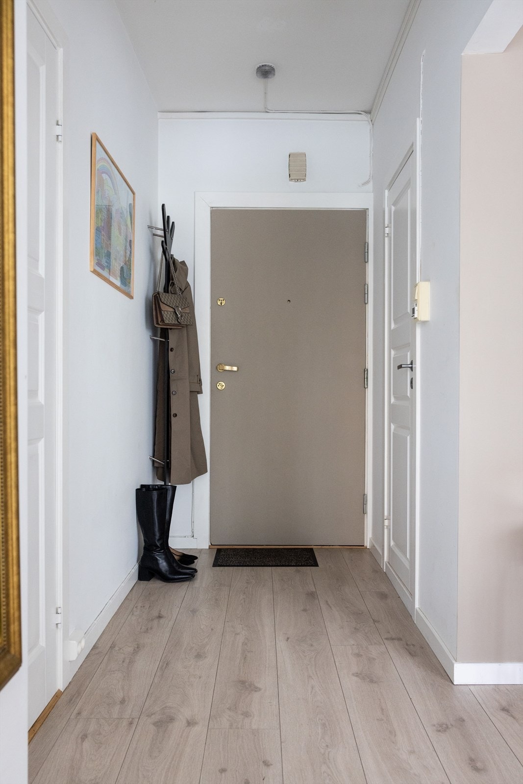 - Lys og innbydende entré som gir et godt førsteinntrykk av leiligheten - Galleribilde