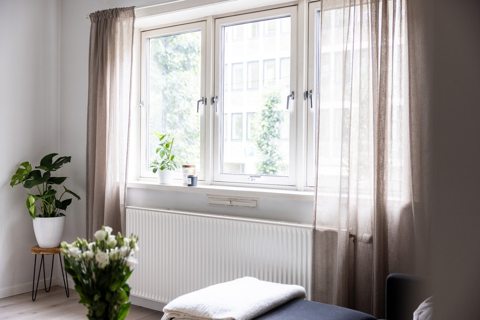 - Store vindusflater som gir rikelig med luft og lys. Leiligheten ligger i en svært høy 1. etasje med lite innsyn - Galleribilde