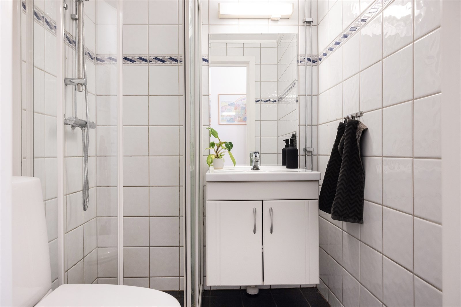 - Innredet med klosett fra 2024, servant nedfelt i innredning og dusjhjørne med svingbare glassdører. Naturlig ventilasjon via lufteventil i vegg - Galleribilde