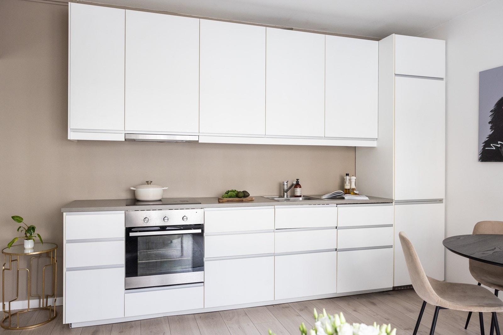 - IKEA-kjøkken fra ca. 2017 med åpen løsning mot stuen - Galleribilde