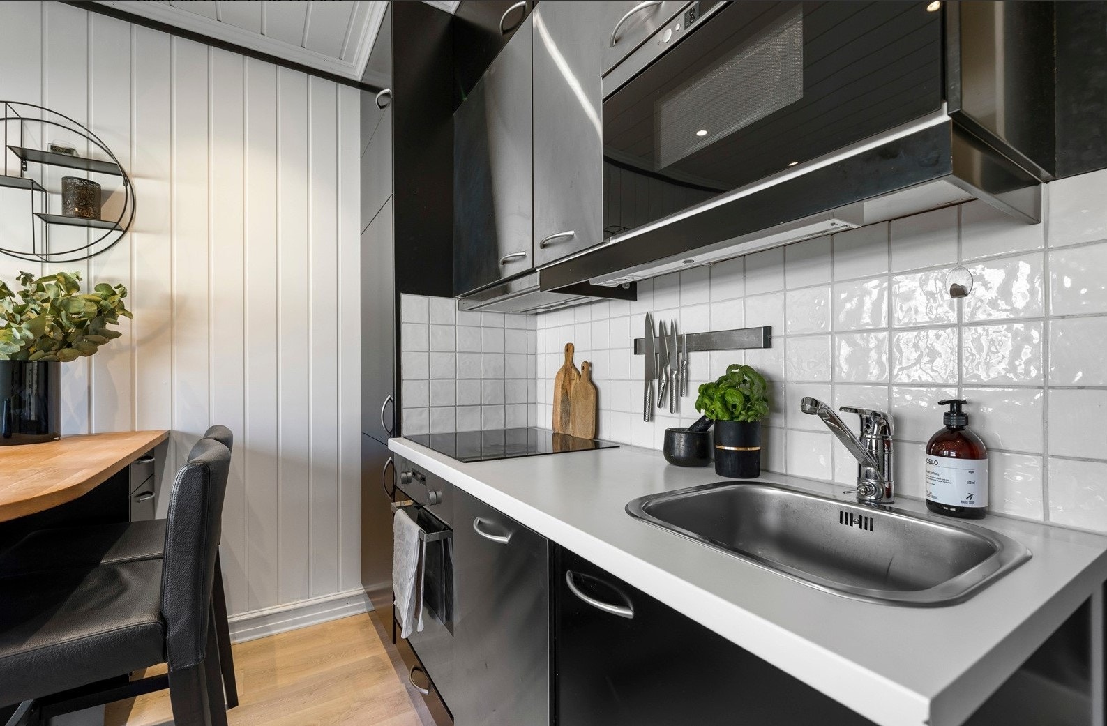 Praktisk kjøkken med medfølgende, integrerte hvitevarer. Galleribilde