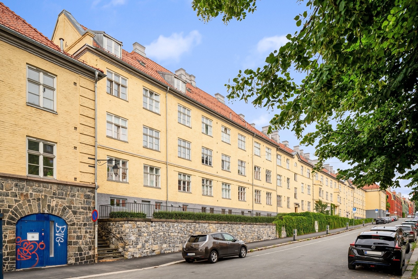 Pen bygård beliggende super sentralt med alt du trenger i hverdagen en liten spasertur unna. Galleribilde