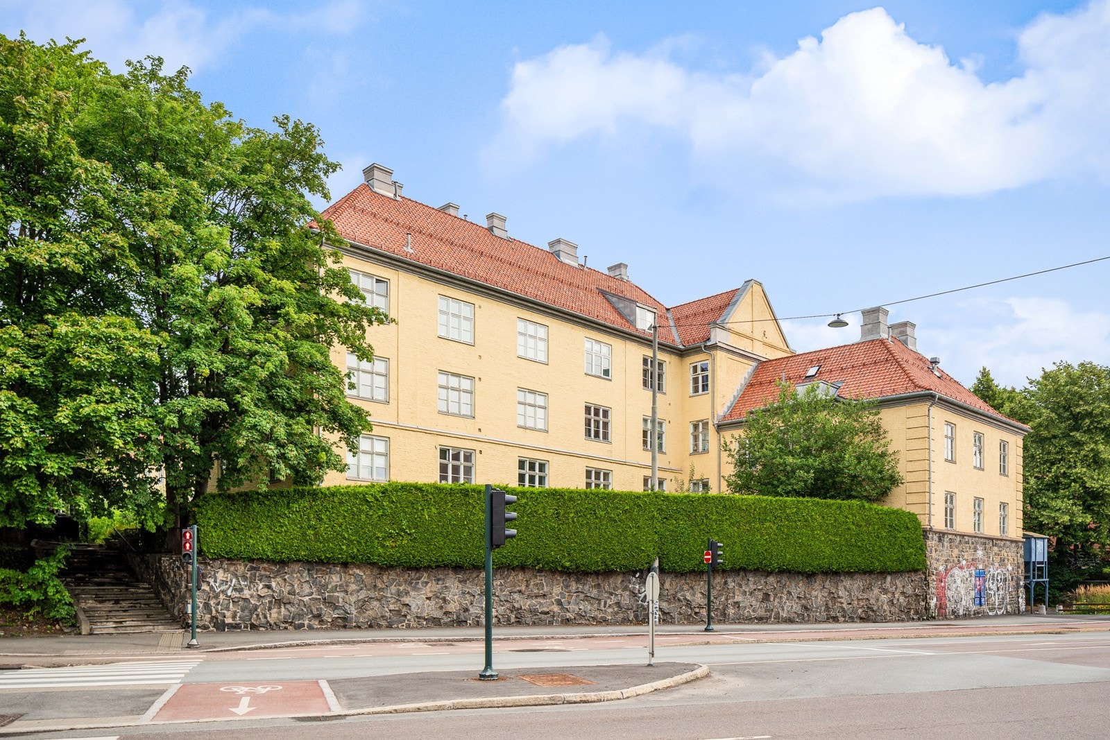 Borettslaget har 36 parkeringsplasser som leies ut etter venteliste. Pt. er det 3 stk på ventelisten. Galleribilde