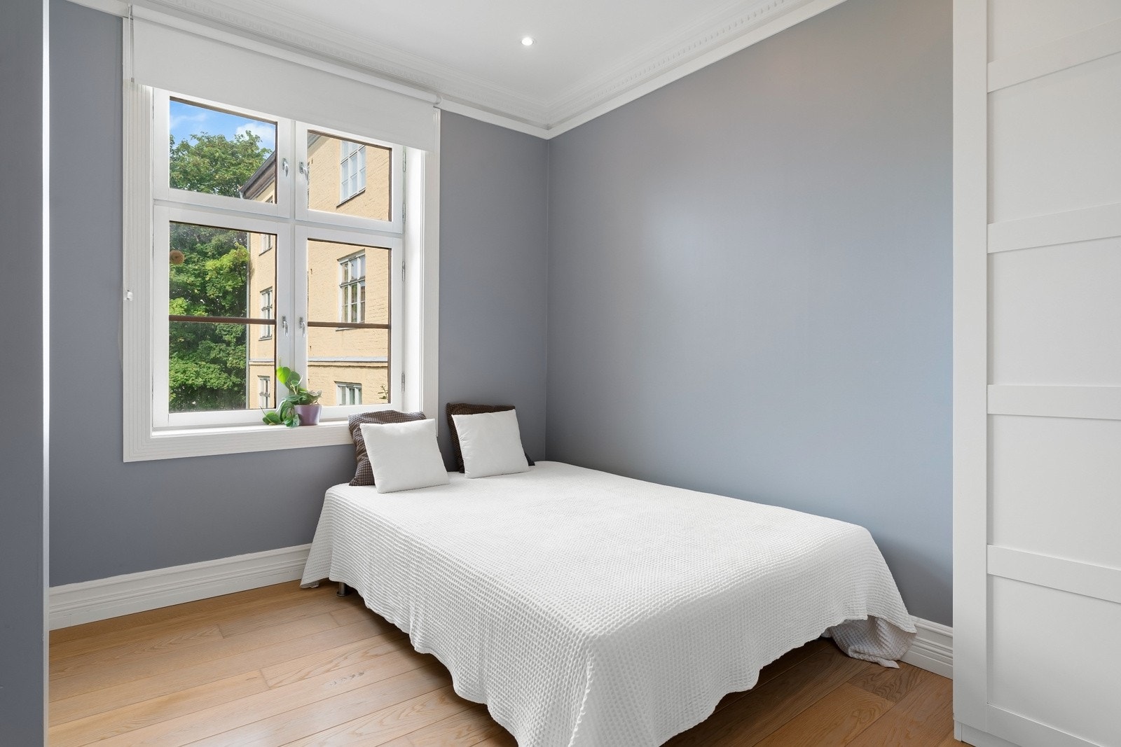 Soverommet er av meget god størrelse med plass til stor dobbeltseng, nattbord og kommode. Galleribilde