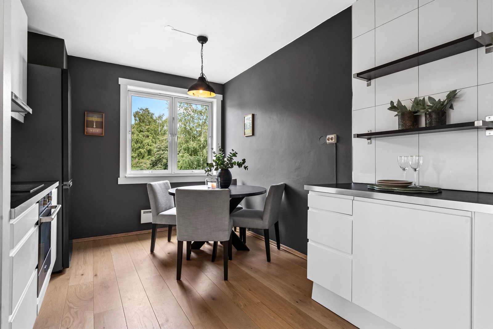 Kjøkkenet ligger adskilt fra stuen og har gode arbeidsflater. Galleribilde