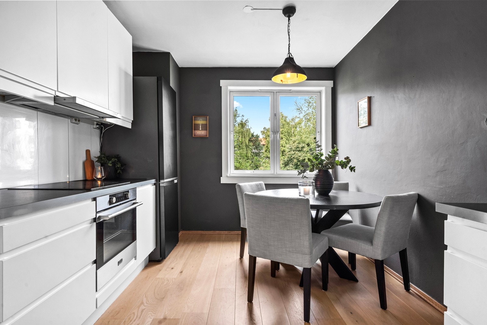 Kjøkkeninnredning med laminerte skrog, glatte fronter og laminat benkeplate med nedfelt oppvaskkum. Galleribilde