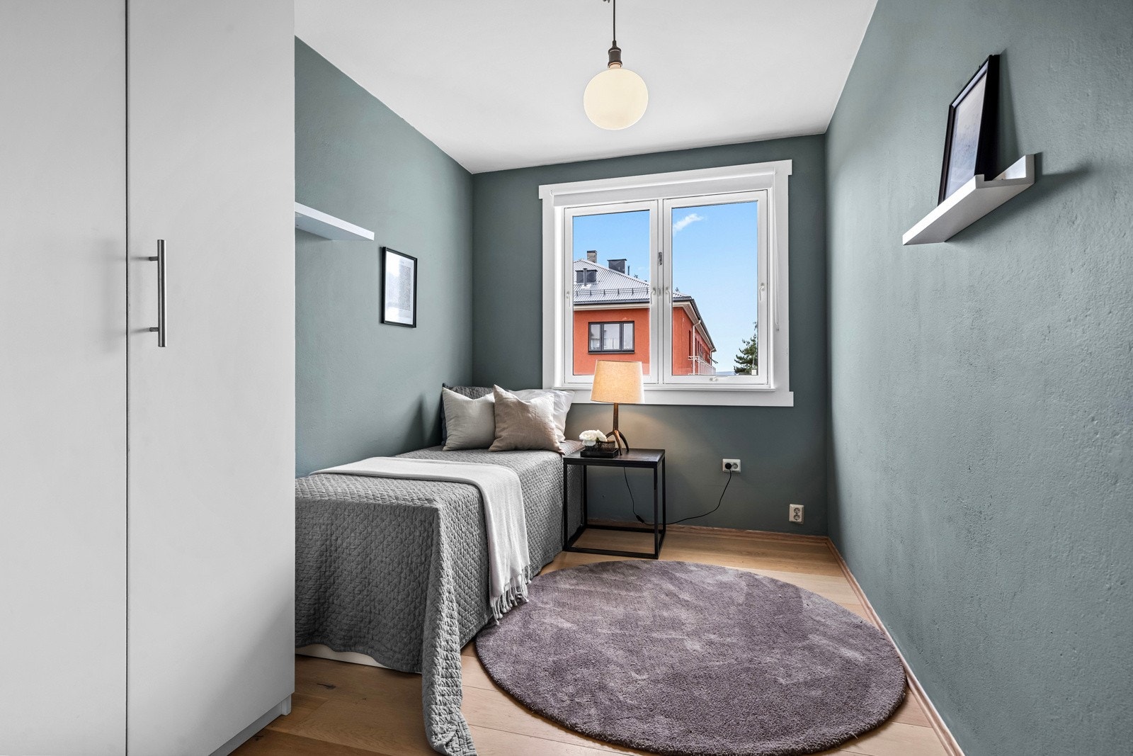 Soverom har plass til seng, skrivepult og medfølgende garderobe. Galleribilde