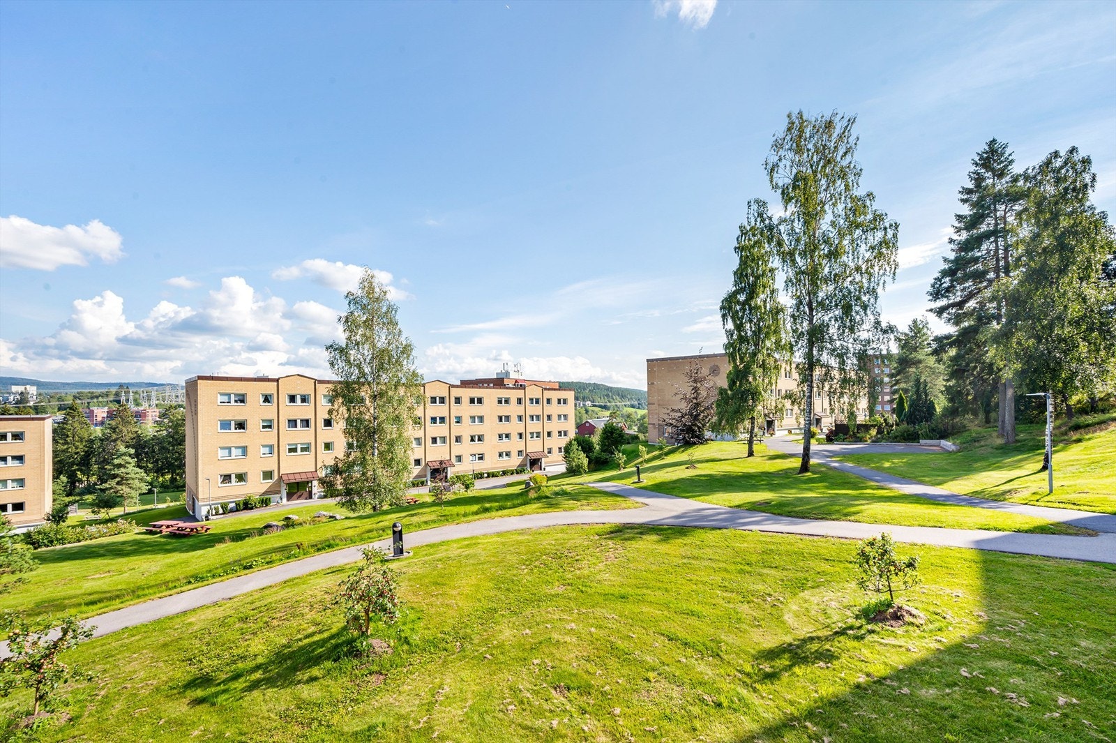 Flott utsikt over borettslagets grønne fellesområder! Galleribilde