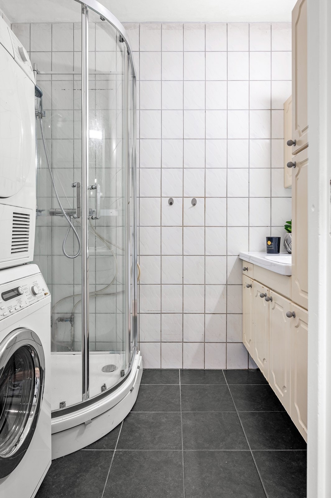 Innredningen består av servant med underskap og dusjkabinett. Det er opplegg for vaskemaskin. Galleribilde