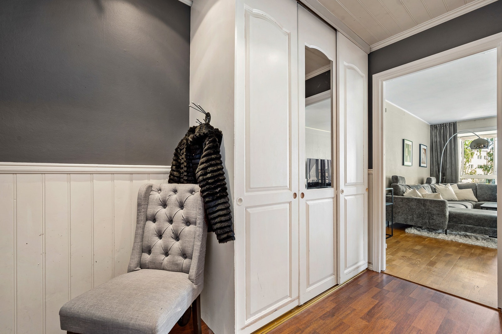 Velkommen inn! Leilighetens entré er romslig med plass til å henge fra seg yttertøy og sette fra seg sko i garderobeskap. Galleribilde