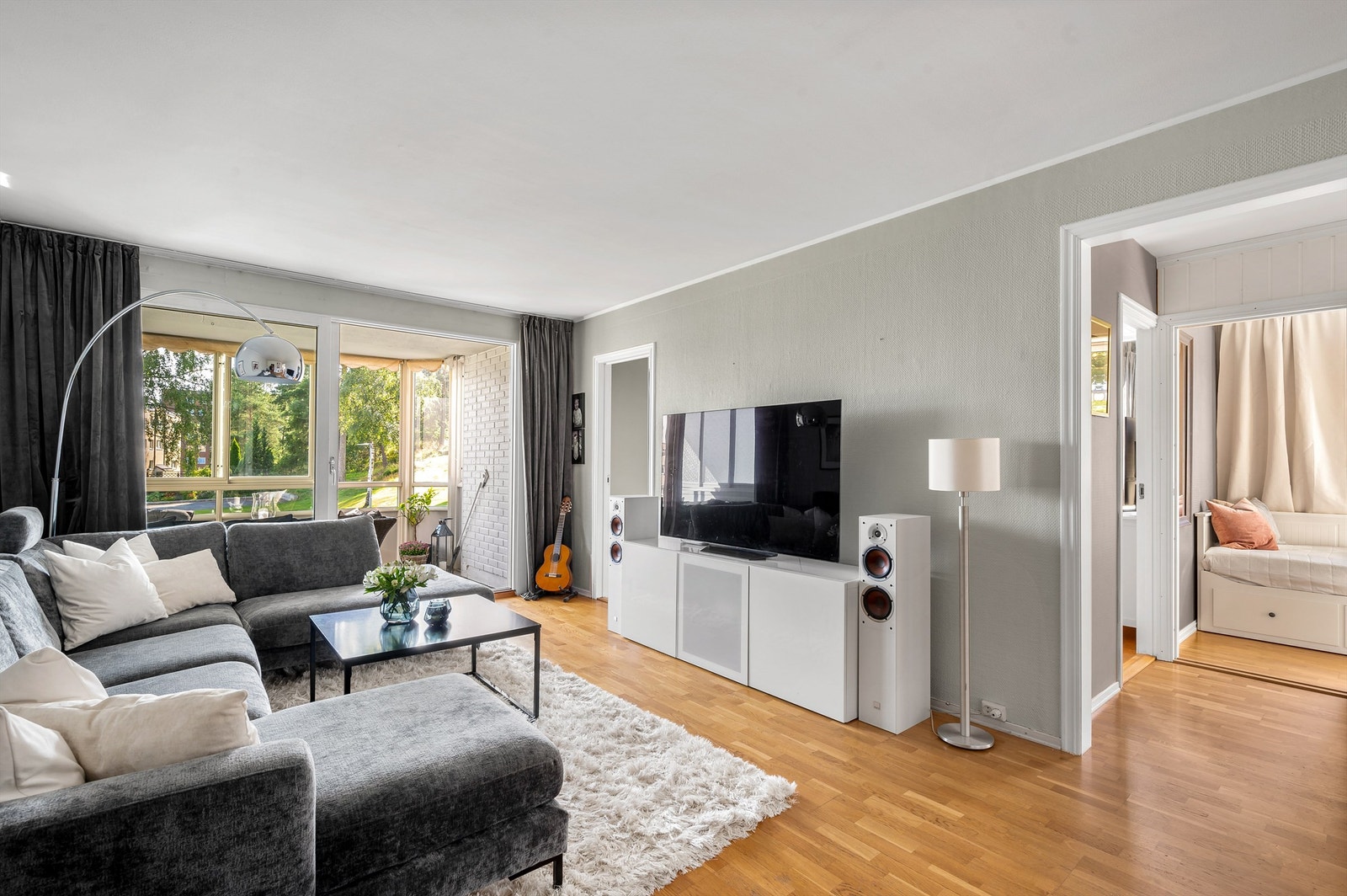 En romslig hjørneleilighet med barnevennlig, rolig og skjermet beliggenhet på Karihaugen. Boligområdet har fine utearealer, utsikt, sittebenker og lekeplasser. Galleribilde