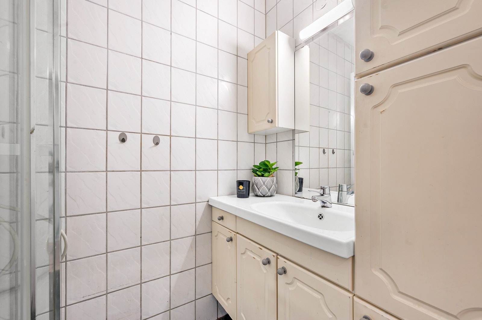 Leilighetens bad er fra byggeår og har flislagte overflater og gulvvarme. Borettslaget er i gang med å planlegge en våtromsrehabilitering for hele borettslaget. Galleribilde