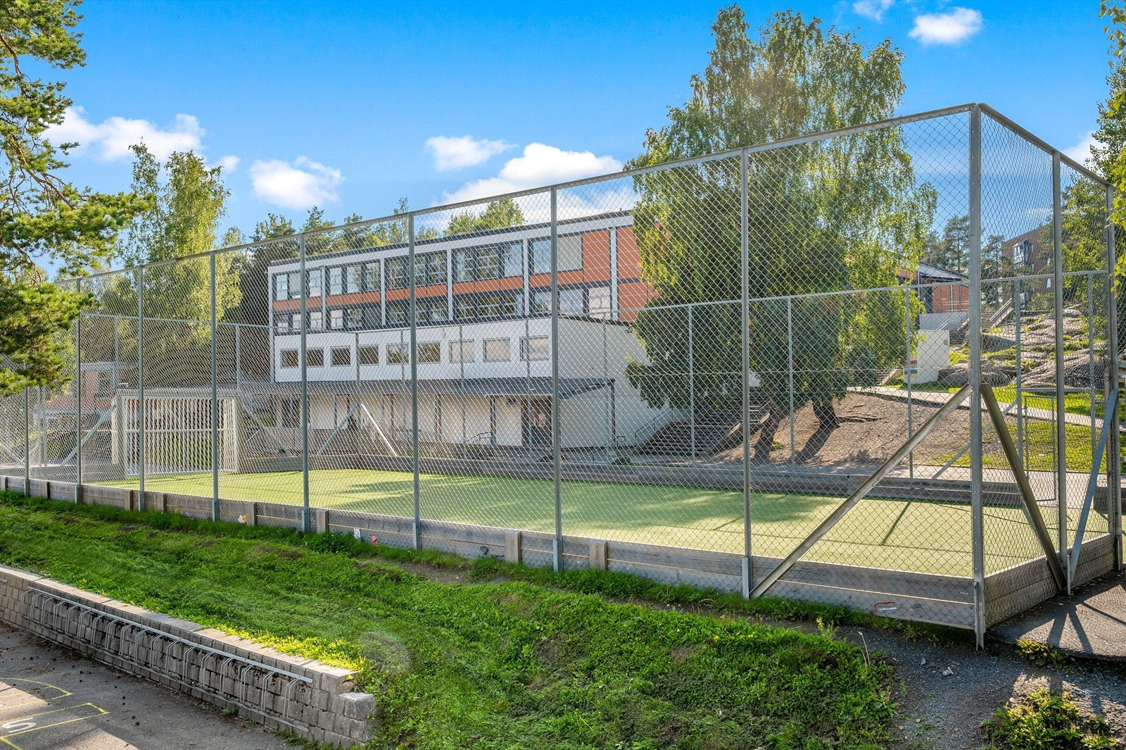 Svært barnevennlig område med flere aktiviteter for barn- og ungdom. Galleribilde