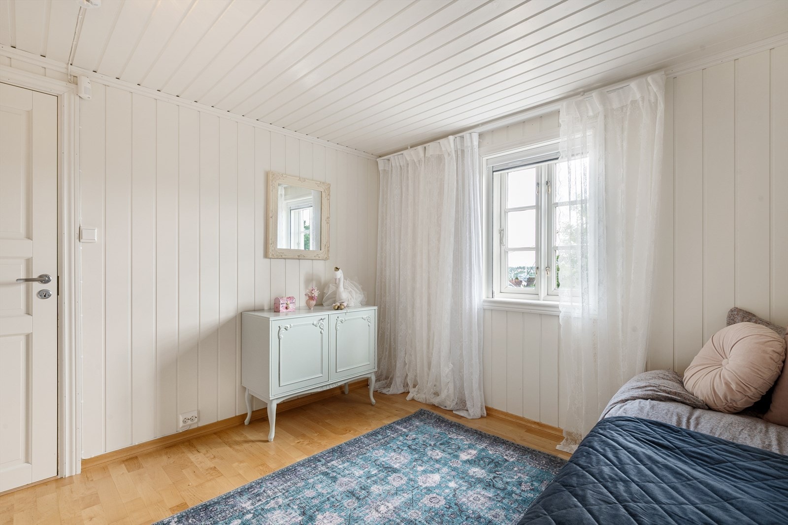 Det tredje soverommet er lyst og luftig, med åpen garderobeløsning for enkel oppbevaring. Galleribilde