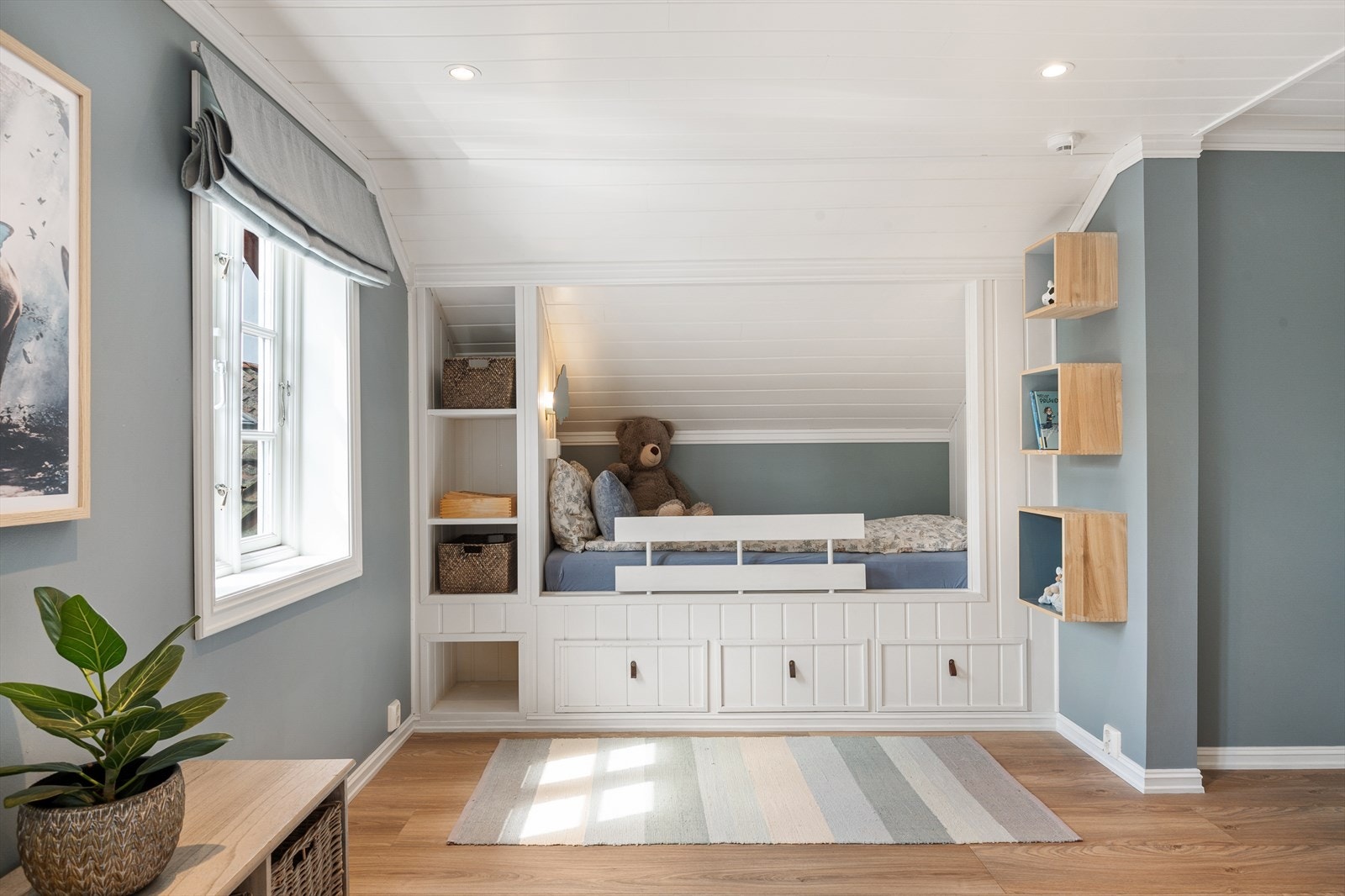 Soverommet med to plassbygde senger var opprinnelig to mindre soverom. Galleribilde