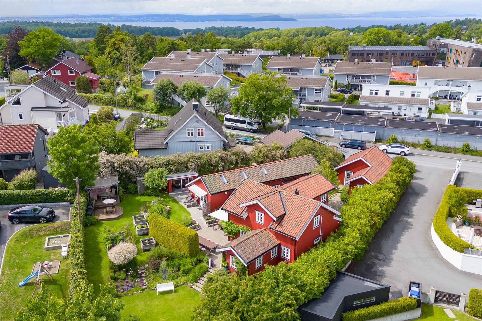Eneboligen ligger i et svært attraktivt og barnevennlig boligområde på Hoppern på Jeløya. Galleribilde