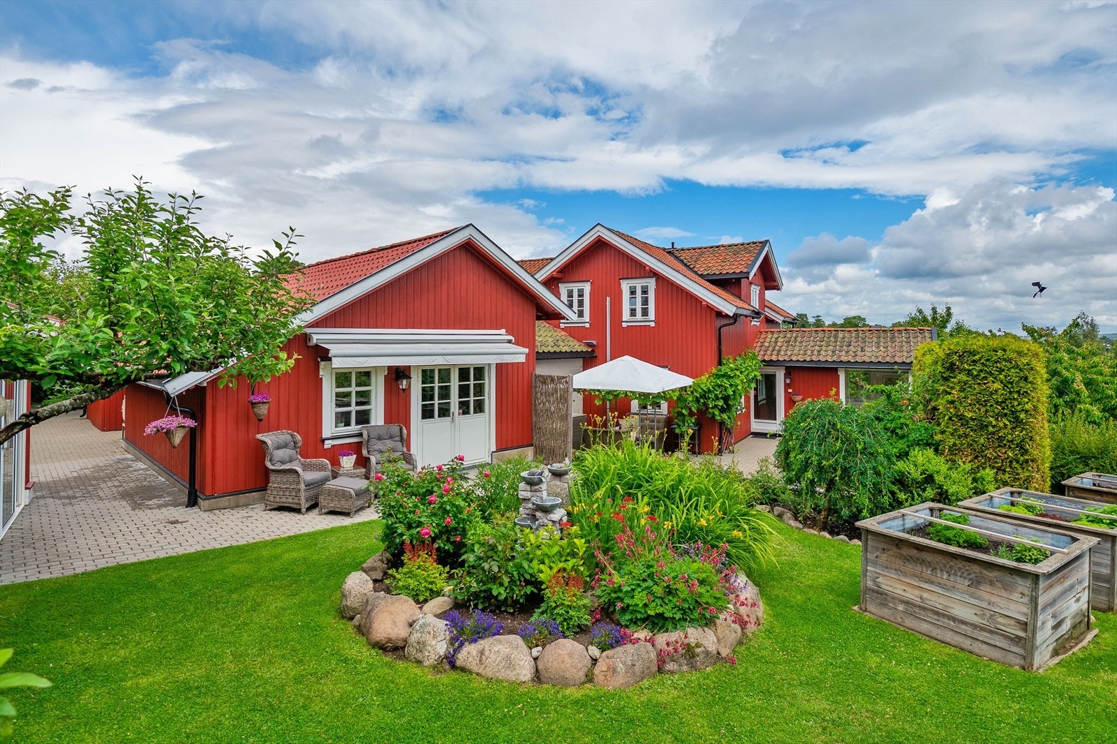 Hagen er oppgradert med en rekke nye planter, busker, trær, to vannfontener og utvidet areal med belegningsstein. Galleribilde