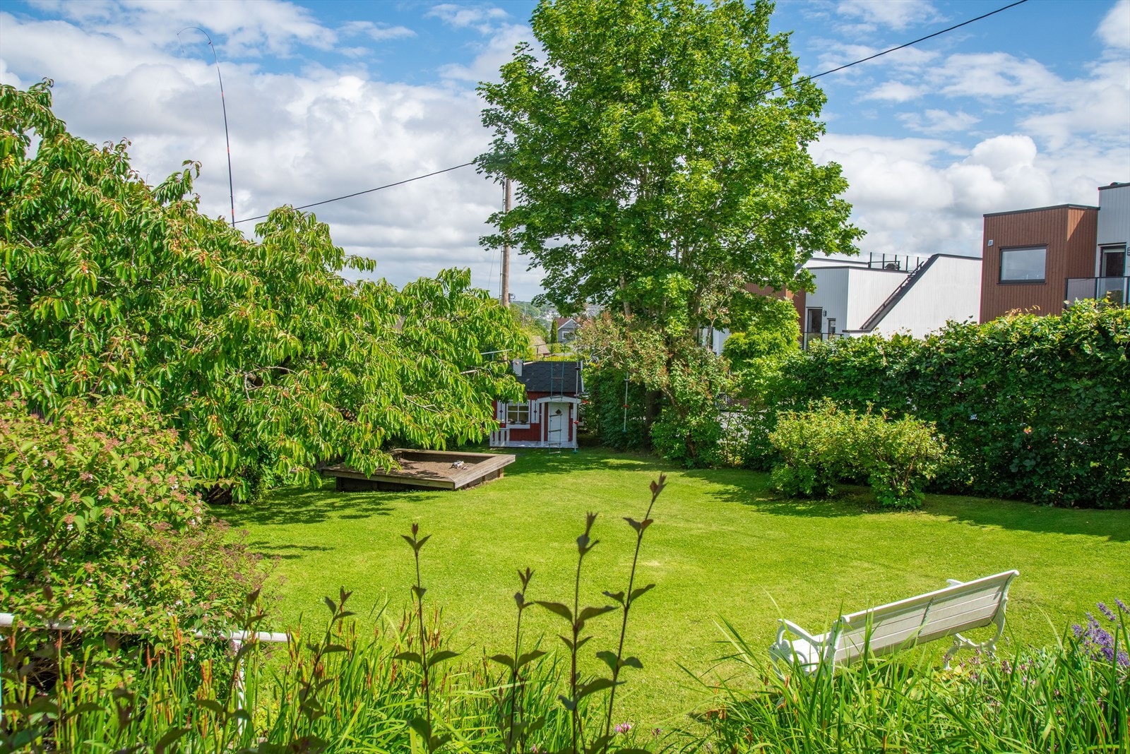 I hagen er det stort areal for lek og moro. Galleribilde