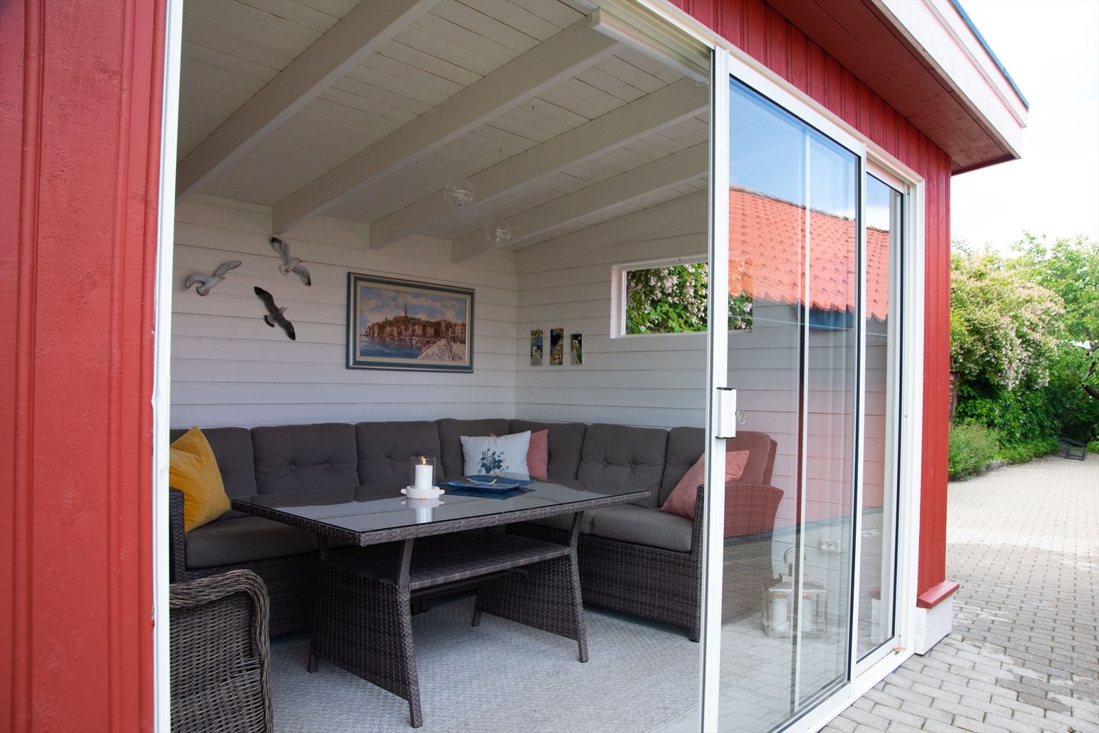 Hagestuen på 11 kvm har skyvedører i glass, lås og innlagt strøm. Galleribilde