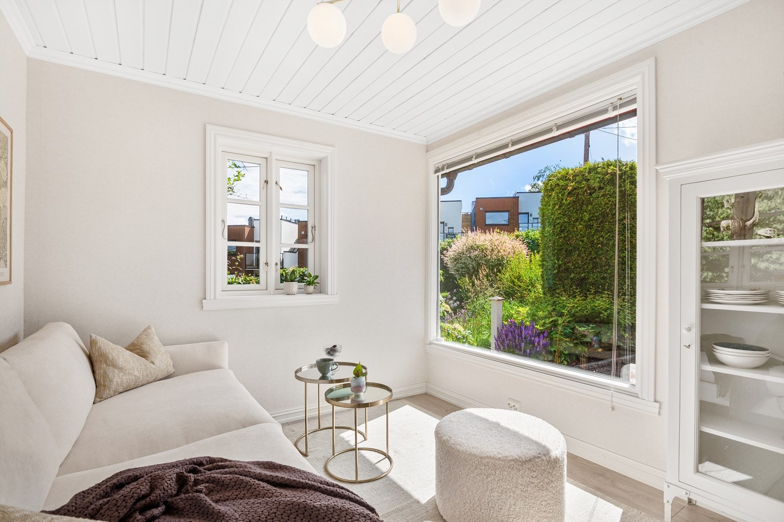 Sommerstuen har i nyere tid fått 20cm isolasjon, nytt laminatgulv og nye vegger, og rommet har et stort vindu med utsyn mot flott uteplass på baksiden. Galleribilde