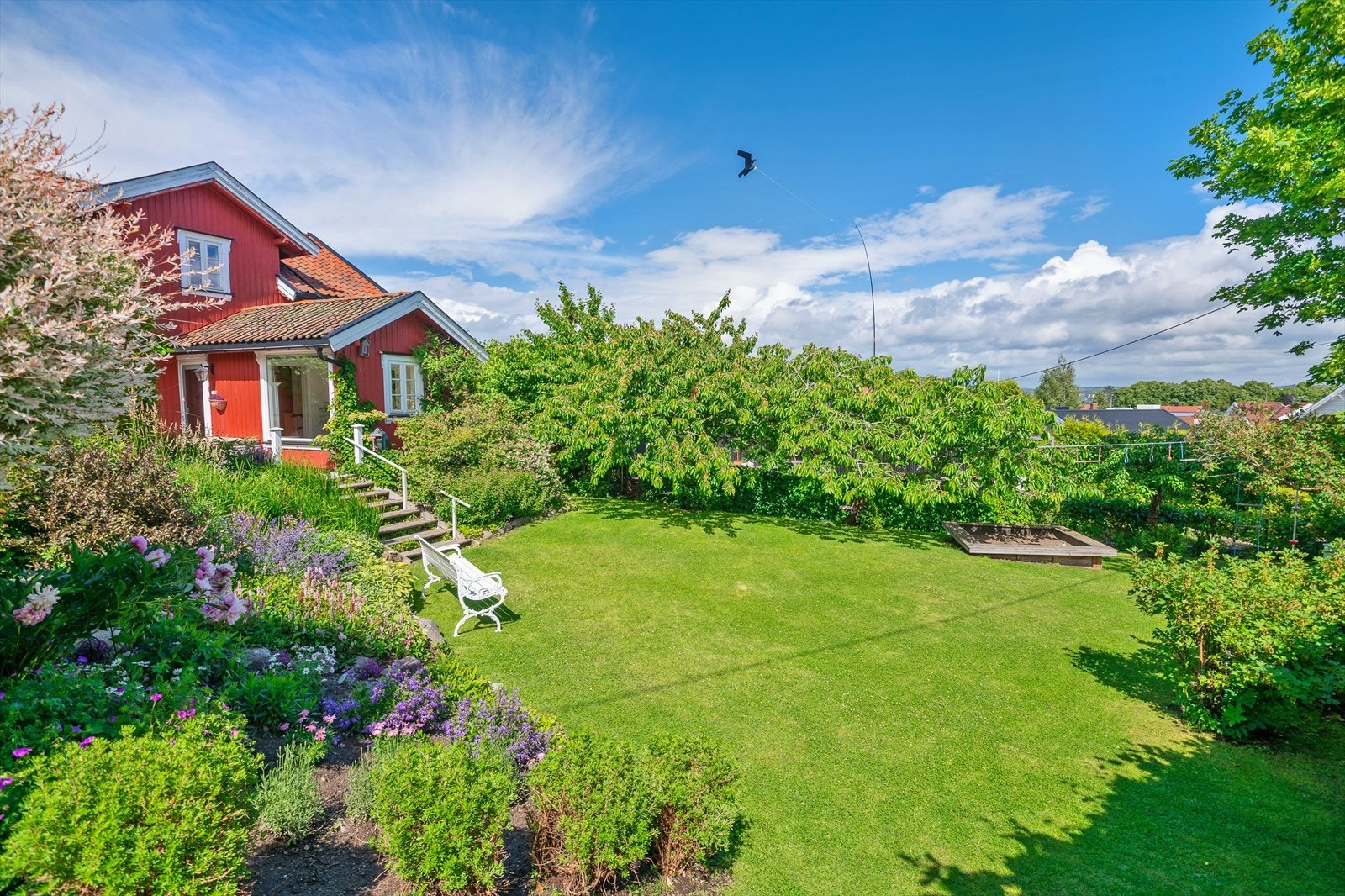 Tomten har gode sol- og lysforhold og er nydelig opparbeidet. Galleribilde