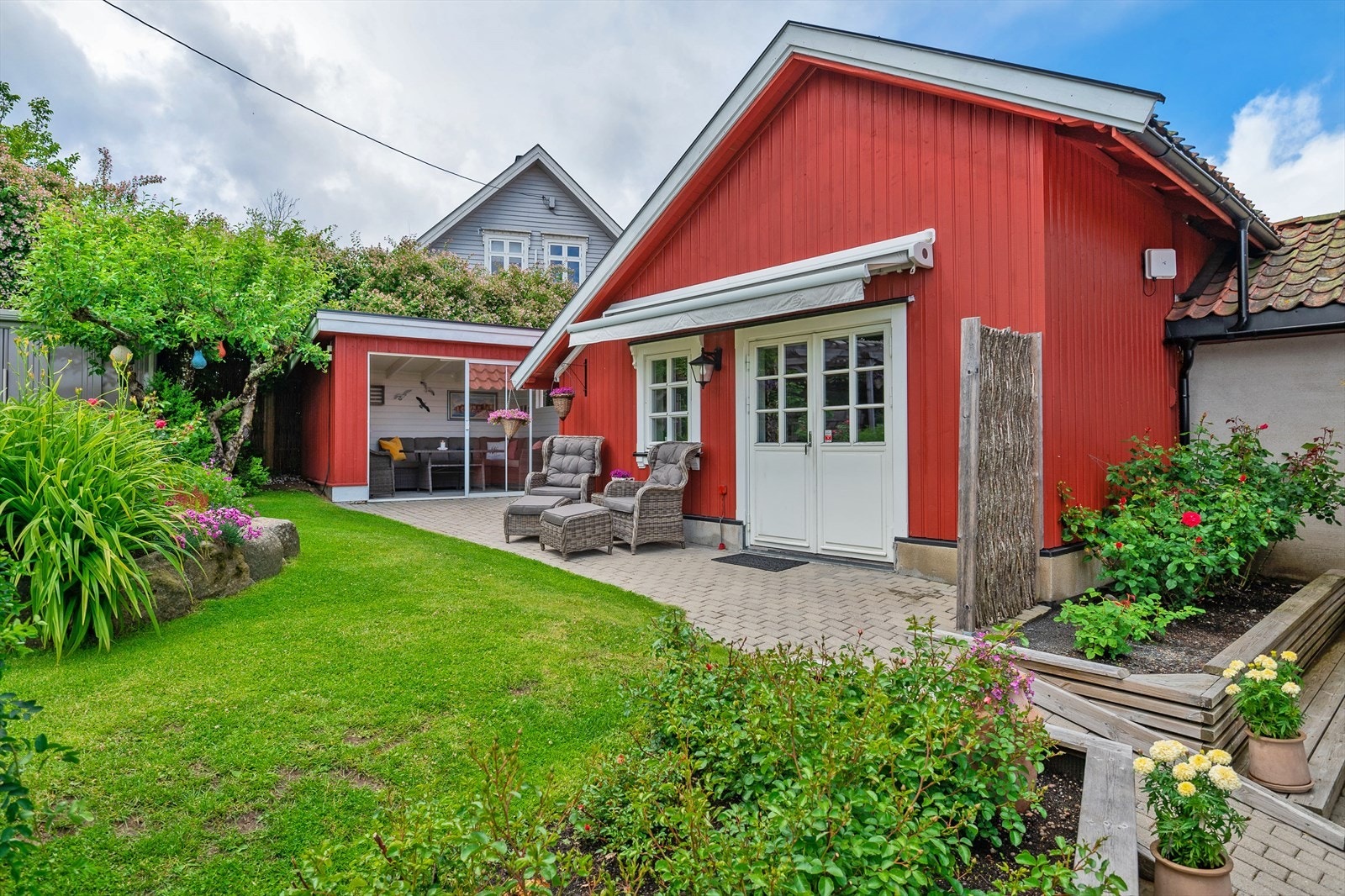 Fra stuen er det utgang til steinlagt uteplass med markise og hagestue, samt fri tilgang til resterende hage og uteområder. Galleribilde