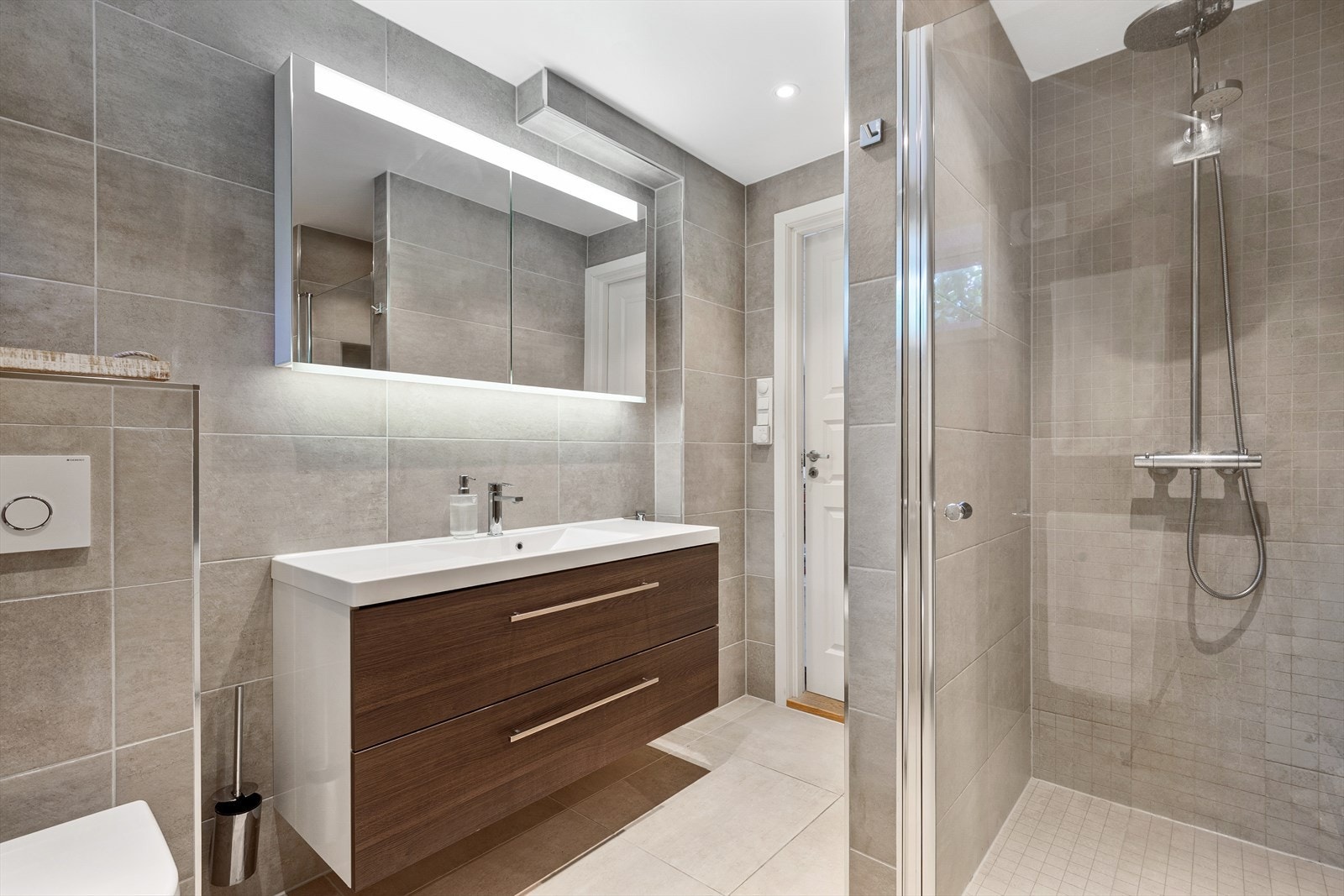 Hoveddelen har to baderom, ett i hver etasje, Badet i 1.etasje ble renovert i ca. 2015 og fremstår delikat og moderne. Galleribilde