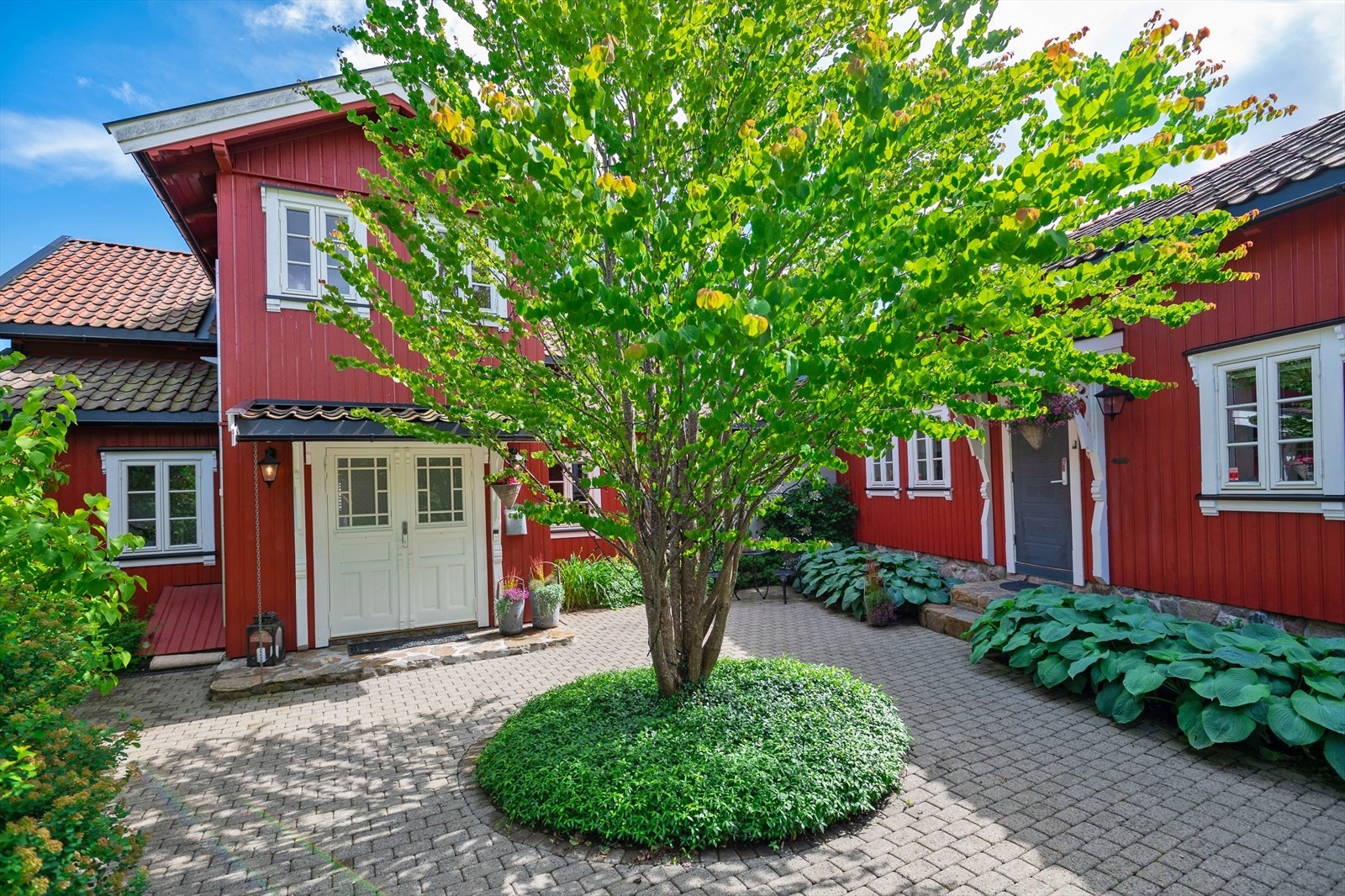 Inngangspartiet til hoveddelen er utvidet og kledd inn, og det er satt inn en spesiallaget tofløyet inngangsdør som en prikk over i'en. Galleribilde