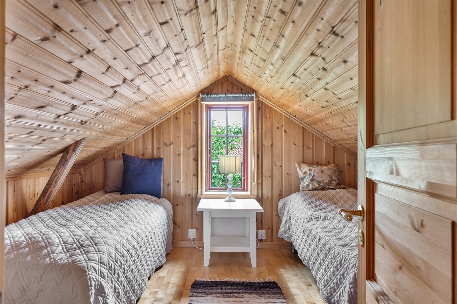 I rommet med senger er det plass til to smale eller en dobbeltseng, og et vindu slipper inn naturlig lys. Galleribilde